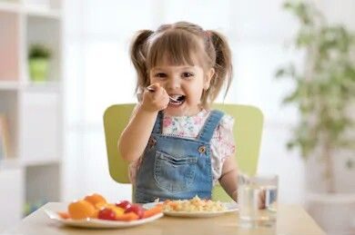 anak kecil makan sayur