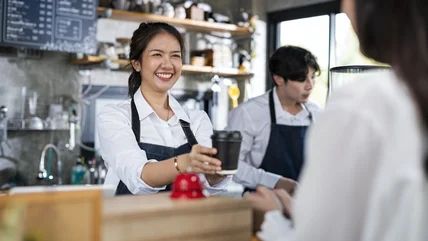 mahasiswa kuliah sambil kerja bisa jadi waiters dan pramuniaga