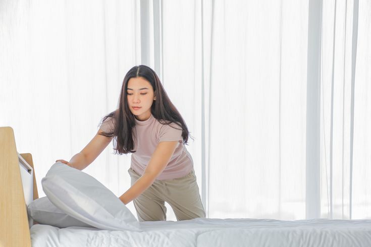 membereskan tempat tidur