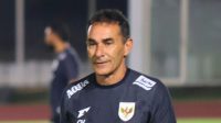Gerald Vanenburg saat memimpin latihan Timnas U23 Indonesia untuk persiapan piala AFF U23 2025