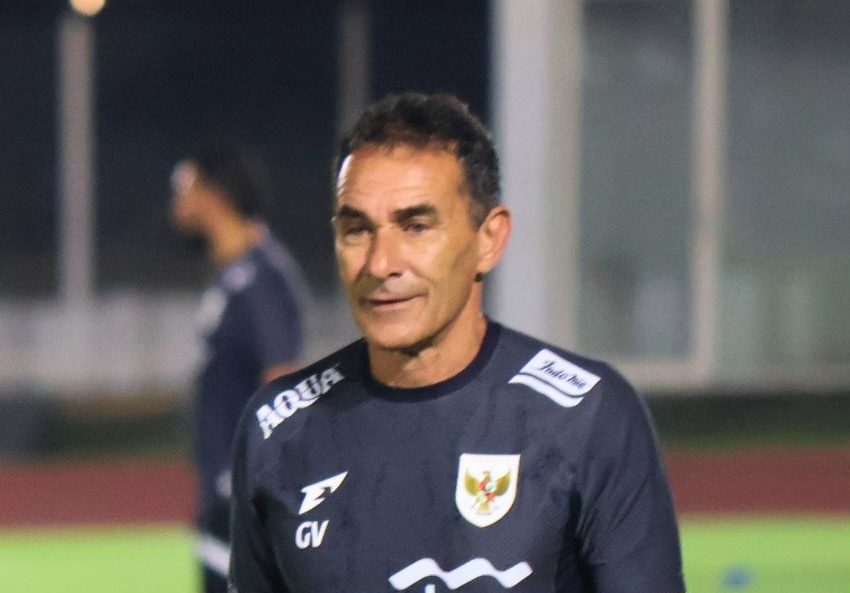 Gerald Vanenburg saat memimpin latihan Timnas U23 Indonesia untuk persiapan piala AFF U23 2025