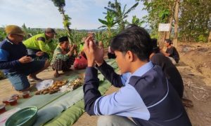 Mahasiswa KKN UIN Walisongo Turut Lestarikan Tradisi Selamatan Sebelum Pembangunan Jalan di Desa Sojomerto