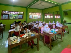 Mahasiswa KKN UIN Walisongo Posko 34 Bantu Proses Belajar Mengajar di MI NU 12 Lanji