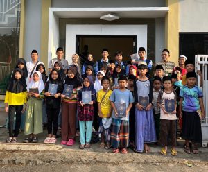 Perkuat Pendidikan Agama, KKN UIN Walisongo Distribusikan Mushaf Al-Qur’an ke Desa Pakopen