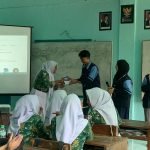 Tim KKN UIN Walisongo Bikin Pelatihan Canva di SMK NU 04 Patebon, Murid Kelas 12 Heboh Praktik Desain Langsung
