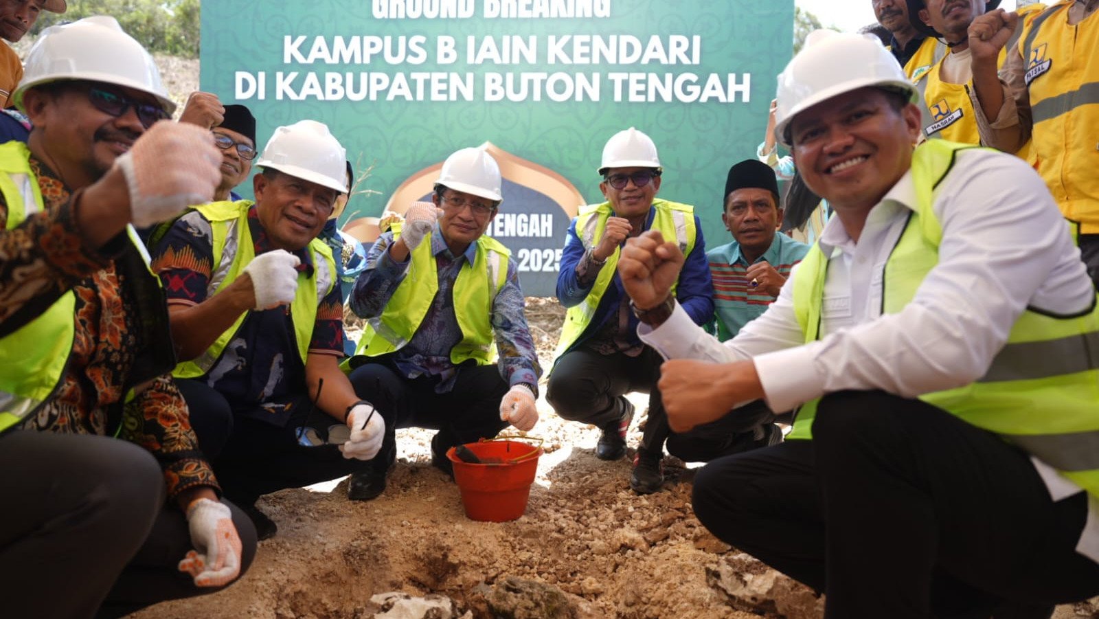 Menteri Agama Nasaruddin Umar saat menyaksikan penandatanganan hibah tanah Buton Tengah