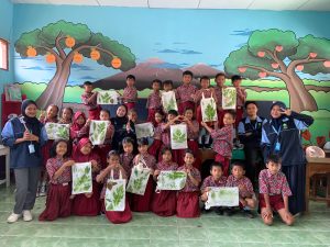 Ciptakan Ramah Lingkungan, Mahasiswa KKN MIT UIN Walisongo Semarang Gelar Sosialisasi Pembuatan Ecoprint di SD N 01 Mlilir