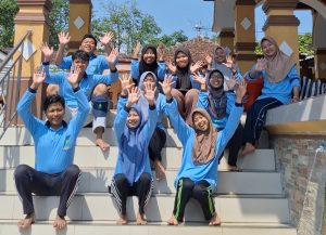 Wujudkan Kenyamanan Beribadah, Mahasiswa KKN UIN Walisongo Bersihkan Masjid Baitul Muttaqin