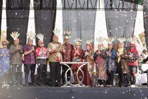 Jepara Art Carnival 2025 Bikin Wisatawan Asing Lesehan di Jalan demi Kagumi Kostum Bernilai Seni Tinggi