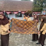 Kenalkan Budaya Lokal, KKN MIT 20 Gelar Pelatihan Batik Jumputan di SDN 02 Kemitir