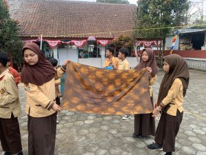Kenalkan Budaya Lokal, KKN MIT 20 Gelar Pelatihan Batik Jumputan di SDN 02 Kemitir