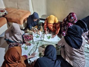 Dari Alam Jadi Karya: KKN MB Posko 03 Perkenalkan Ecoprint di Desa Cepokomulyo