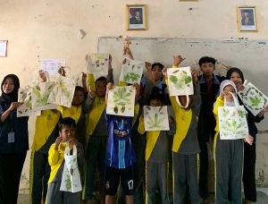 Latih Kreativitas dan Jiwa Wirausaha, Mahasiswa KKN UIN Walisongo Kenalkan Ecoprint di SD