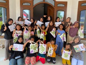 KKN Moderasi Beragama UIN Walisongo Semarang Kenalkan Ecoprint pada Anak-anak di Desa Sendangdawung