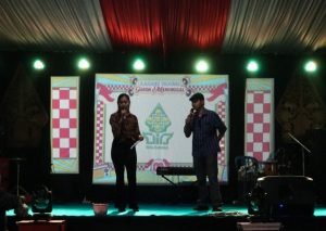 Kolaborasi Mahasiswa KKN dan Karang Taruna Hidupkan Malam Tirakatan 17 Agustus dengan Video Mapping yang Spektakuler