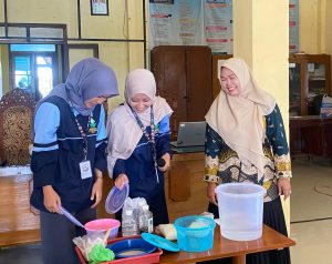 Mahasiswa KKN MB UIN Walisongo Adakan Workshop Ecoenzyme dan Ecosoap di Sendangdawung
