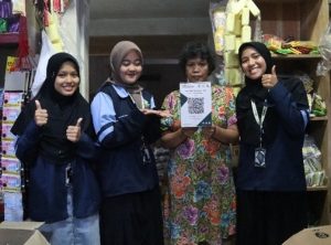 KKN-MIT UIN Walisongo Gelar pembuatan dan Pendampingan Penerapan QRIS bagi UMKM Desa Kenteng