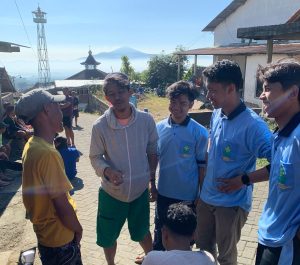 Mahasiswa KKN Misi Khusus UIN Walisongo Gelar Gotong Royong di Masjid, Wujudkan Lingkungan yang Bersih dan Nyaman