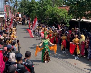 Warga Desa Pidodo Kulon Meriahkan Karnaval 17 Agustus dengan Kreativitas Ogoh-Ogoh