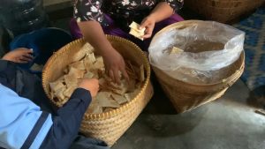 Mahasiswa KKN Moderasi Beragama UIN Walisongo Kunjungi UMKM Opak Ketan Desa Gebanganom Wetan