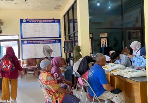 Mahasiswa KKN UIN Walisongo Dampingi Penyaluran Bantuan Pangan Lewat Banpang Mobile di Sendangdawung