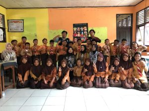 Mahasiswa KKN MAs 125 Sosialisasikan Cara Klasifikasi Sampah di Seluruh SD Desa Jambai Makmur