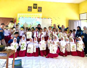 Mahasiswa KKN MIT Posko 21 Gelar Pelatihan Ecoprint untuk Siswa SDN 01 Kemitir