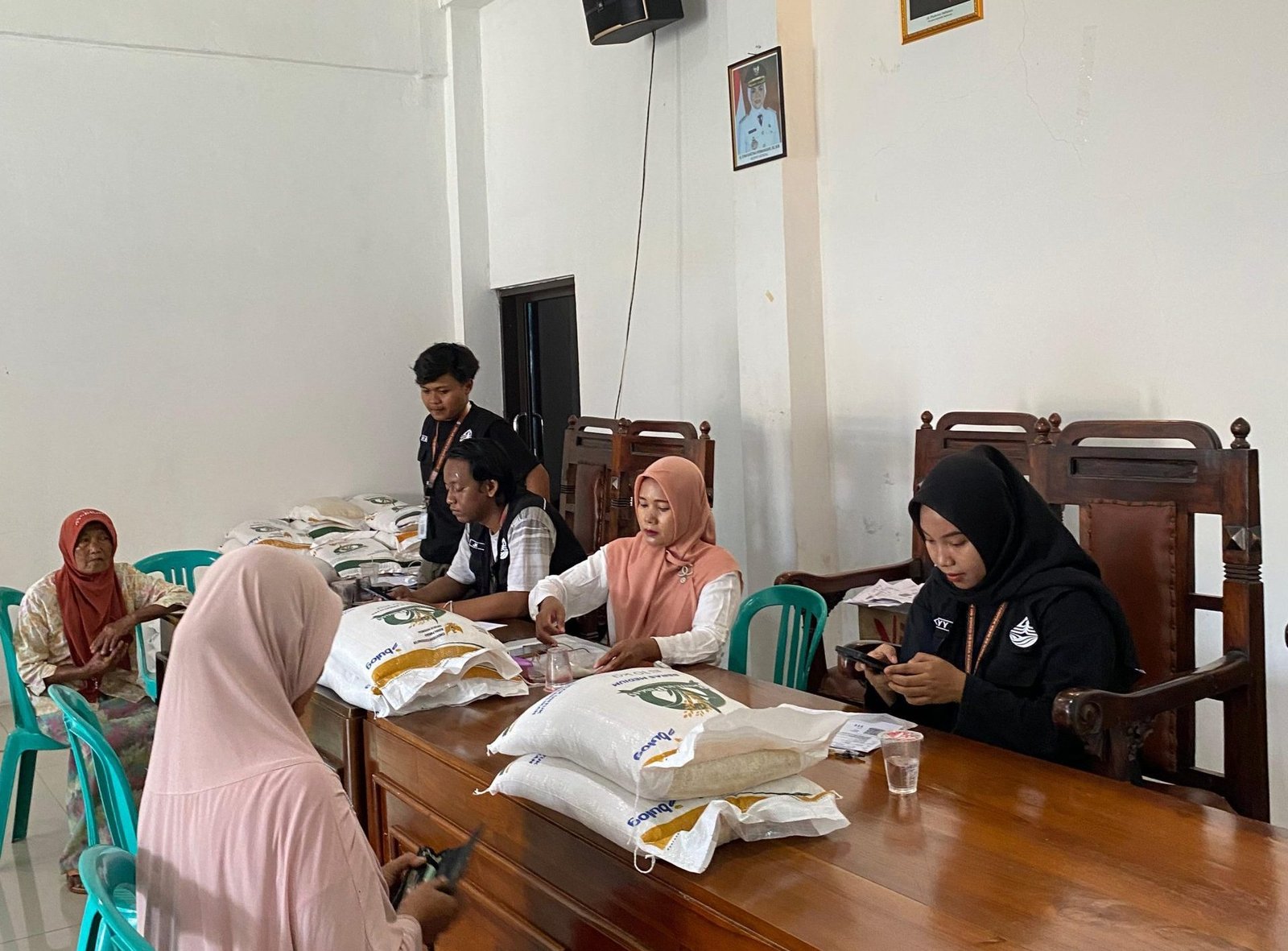 penyaluran bantuan sosial beras