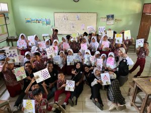 Mahasiswa KKN Ajak Siswa SD Pamriyan Cinta Budaya Lewat Tari dan Colour Fun