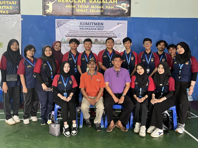 Mahasiswa KKN UPGRIS bersama Wagino, S.E., Lurah Beji, dan Febru Suryanto, S.Sos., M.Si. Camat Ungaran Timur