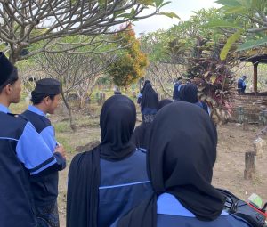 KKN Moderasi Beragama Posko 01 Desa Sojomerto Mengawali Pengabdiannya dengan Berziarah ke Makam Mbah Pangeran Sojomerto