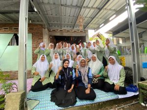 Pengurus Fatayat NU Sojomerto Semangat Ikuti Pelatihan MC dari Mahasiswa KKN Desa Sojomerto