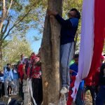 Semangat Kemerdekaan! Mahasiswa KKN UIN Walisongo Posko 01 Berpartisipasi dalam Pemasangan Bendera di Puncak Gili Tugel Sojomerto
