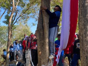 Semangat Kemerdekaan! Mahasiswa KKN UIN Walisongo Posko 01 Berpartisipasi dalam Pemasangan Bendera di Puncak Gili Tugel Sojomerto