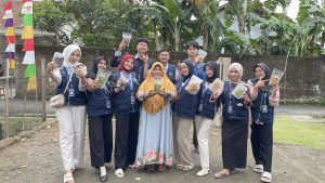 Mahasiswa KKN UMP Sukses Ciptakan Varian Baru Keripik Pisang di Desa Doplang