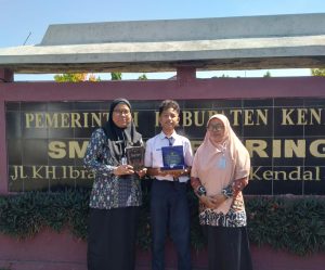 Pentigraf Guru dan Siswa SMP Negeri 2 Cepiring Masuk Rekor MURI 2025