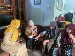 KKN UPGRIS Kelompok 38 Ikut Bantu Posyandu Lansia dan Balita di RW 2 Desa Watuagung