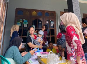 KKN UPGRIS Kelompok 38 Ikut Serta dalam Posyandu Lansia dan Balita di RW 1 Desa Watuagung