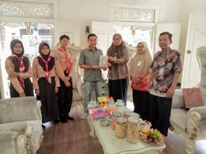 Wakil Bupati Kendal Apresiasi Pentigraf Rekor MURI Karya Guru dan Siswa SMP Negeri 2 Cepiring