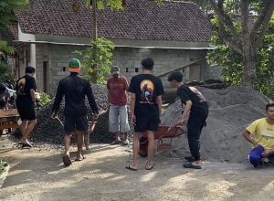 KKN UPGRIS Kelompok 38 Ikut Gotong Royong Pembangunan Jalan di Dusun Sokosewu