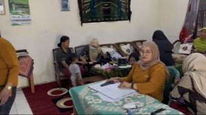 Mahasiswa KKN UPGRIS Kelompok 38 Dampingi Posyandu Lansia dan Balita di RW 5 Desa Watuagung