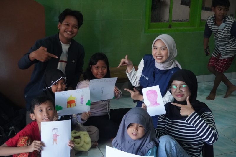 Anggota Komunitas Berbakti bersama anak-anak Kelurahan Randusari menunjukkan hasil karya mereka