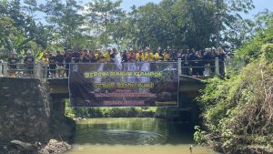 KKN UPGRIS bersama OPSI dan Sidomuncul Kerja Bakti Bersihkan Sungai Klampok