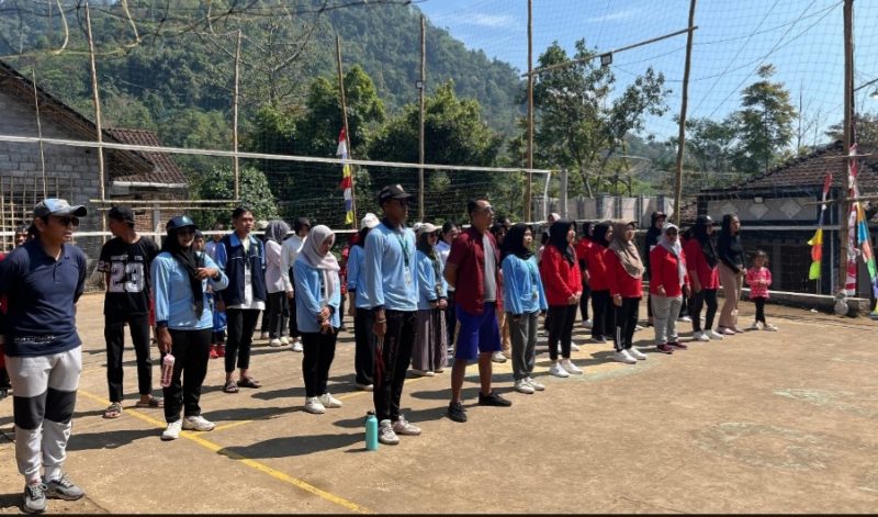 Upacara Bendera HUT RI 80 di Lapangan Voli Dusun Gowongan (Sumber: Dokumentasi Pribadi)