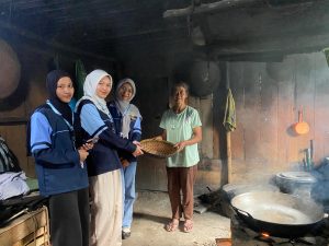 Mahasiswa KKN UIN Walisongo Semarang Kunjungi Rumah Produksi Gula Aren: Menggali Potensi Lokal Desa Wirogomo