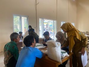 Mahasiswa KKN UIN Walisongo Bantu Salurkan Beras Bulog untuk 402 KK di Desa Wirogomo