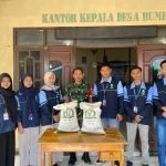 Ilustrasi tim relawan mendistribusikan bantuan sosial kepada keluarga membutuhkan di lingkungan perkotaan