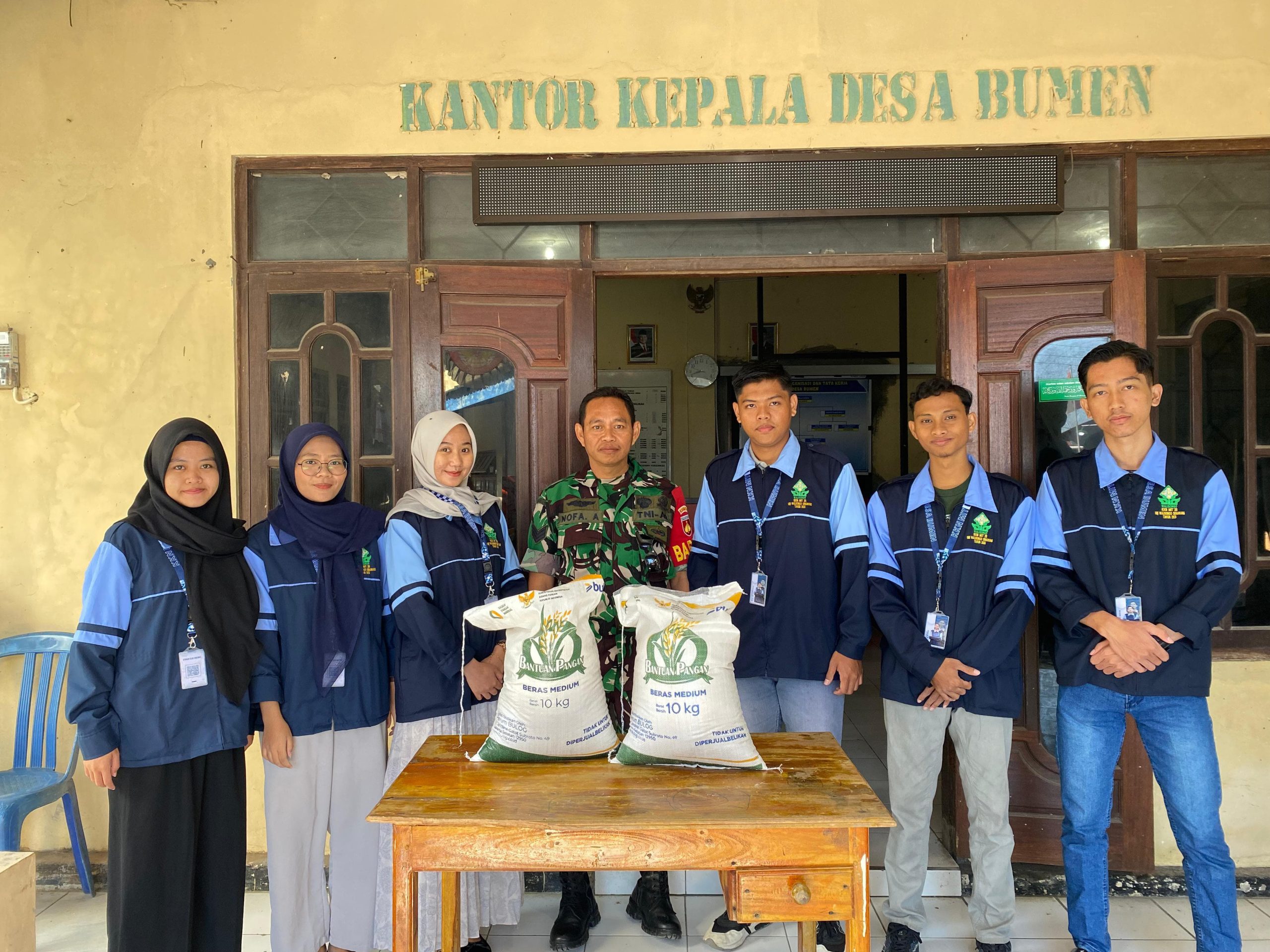 Ilustrasi tim relawan mendistribusikan bantuan sosial kepada keluarga membutuhkan di lingkungan perkotaan