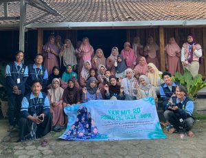 Mahasiswa KKN UIN Walisongo Posko 134 Ajarkan Pembuatan Lilin Aromatik ke Ibu-Ibu PKK di Desa Timpik