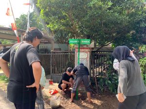 Permudah Navigasi, Mahasiswa KKN Walisongo Pasang Papan Petunjuk Arah di Purworejo